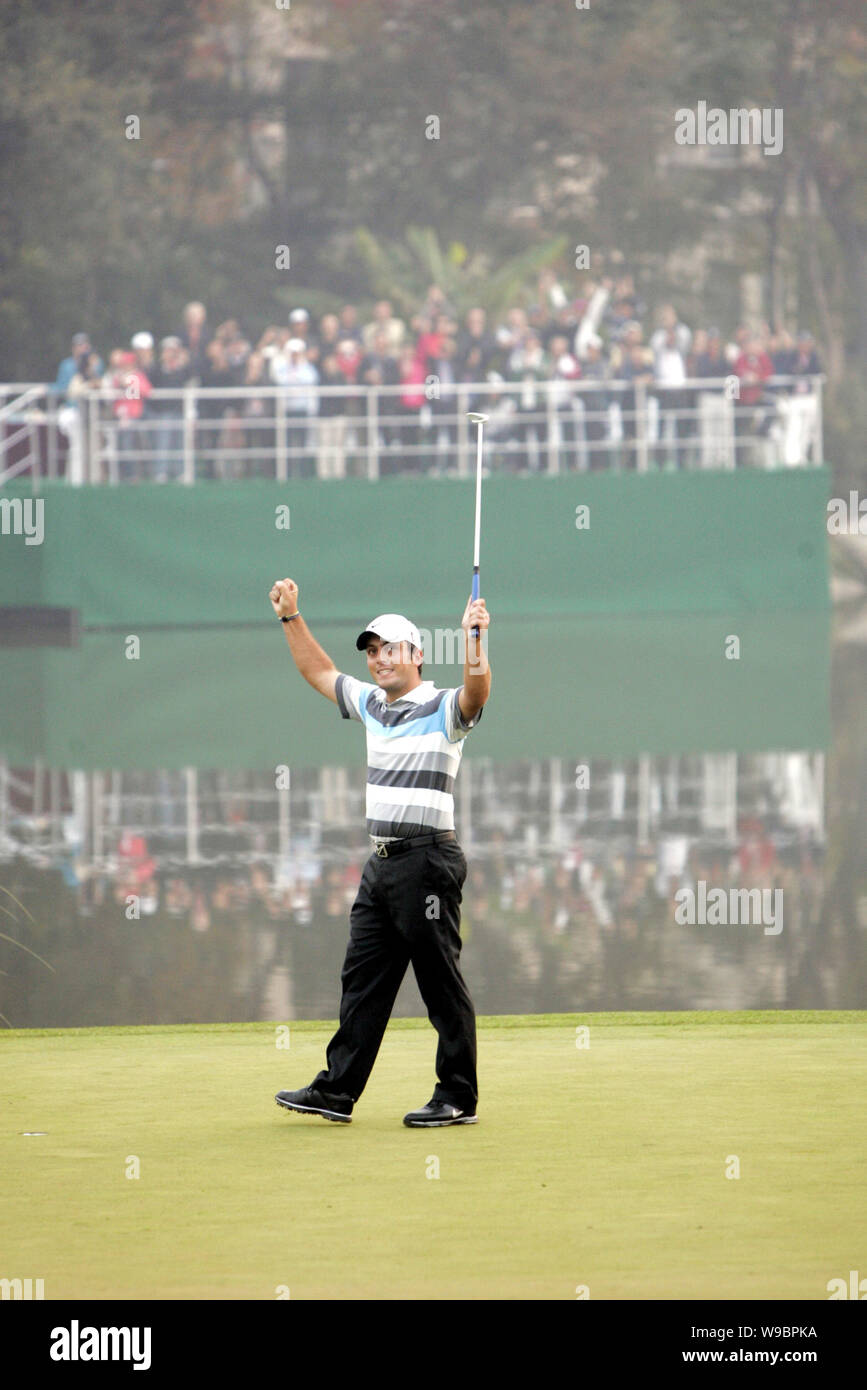 Golfista italiano Francesco Molinari celebra su victoria en la ronda final del Torneo de Campeones de HSBC en el Sheshan International Gol Foto de stock