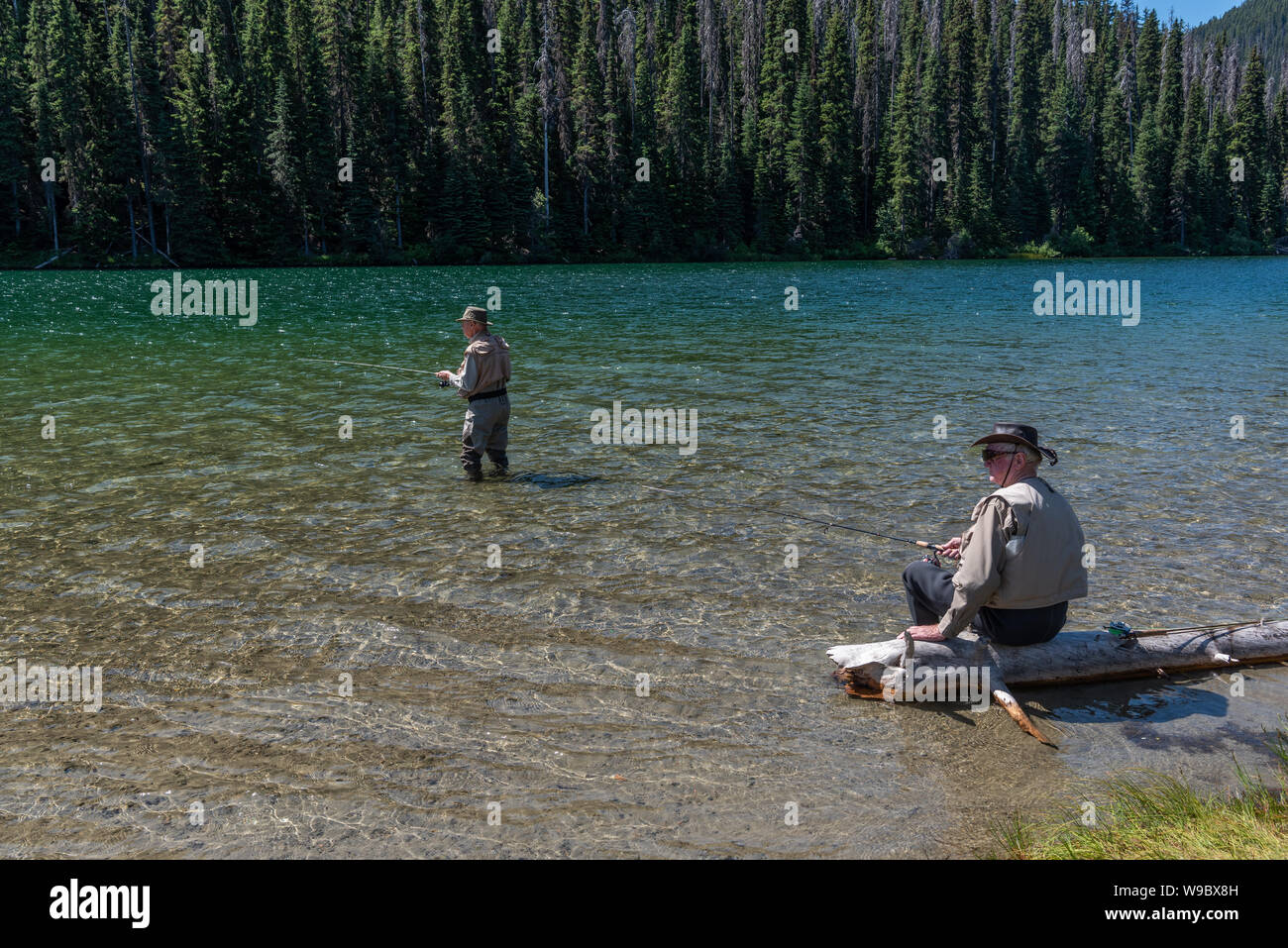 Pesca en el lago de relámpagos, Manning Park, Columbia Británica, Canadá Foto de stock