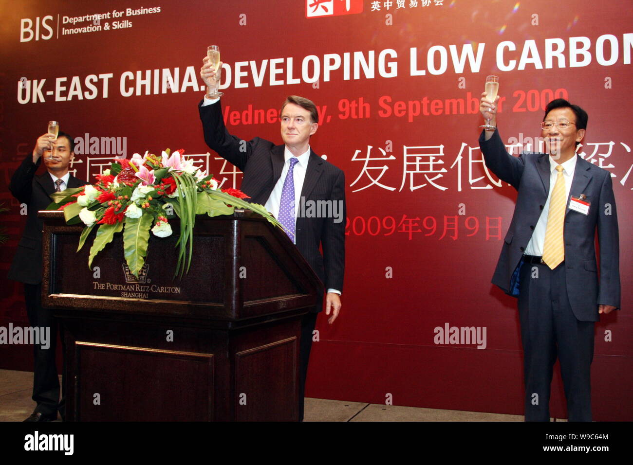 Secretario de Negocios británico Peter Mandelson, centro y otros funcionarios tostadas durante una ceremonia de firma de la cooperación entre China y Britis Foto de stock