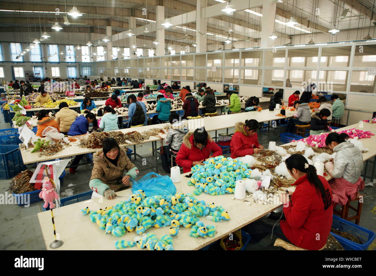Archivo-hembra obreros chinos fabrican juguetes para ser exportados en la fábrica de regalos Tongfu Mengcheng Co., Ltd., en el condado, Bozhou Mengcheng Fotografía de stock - Alamy