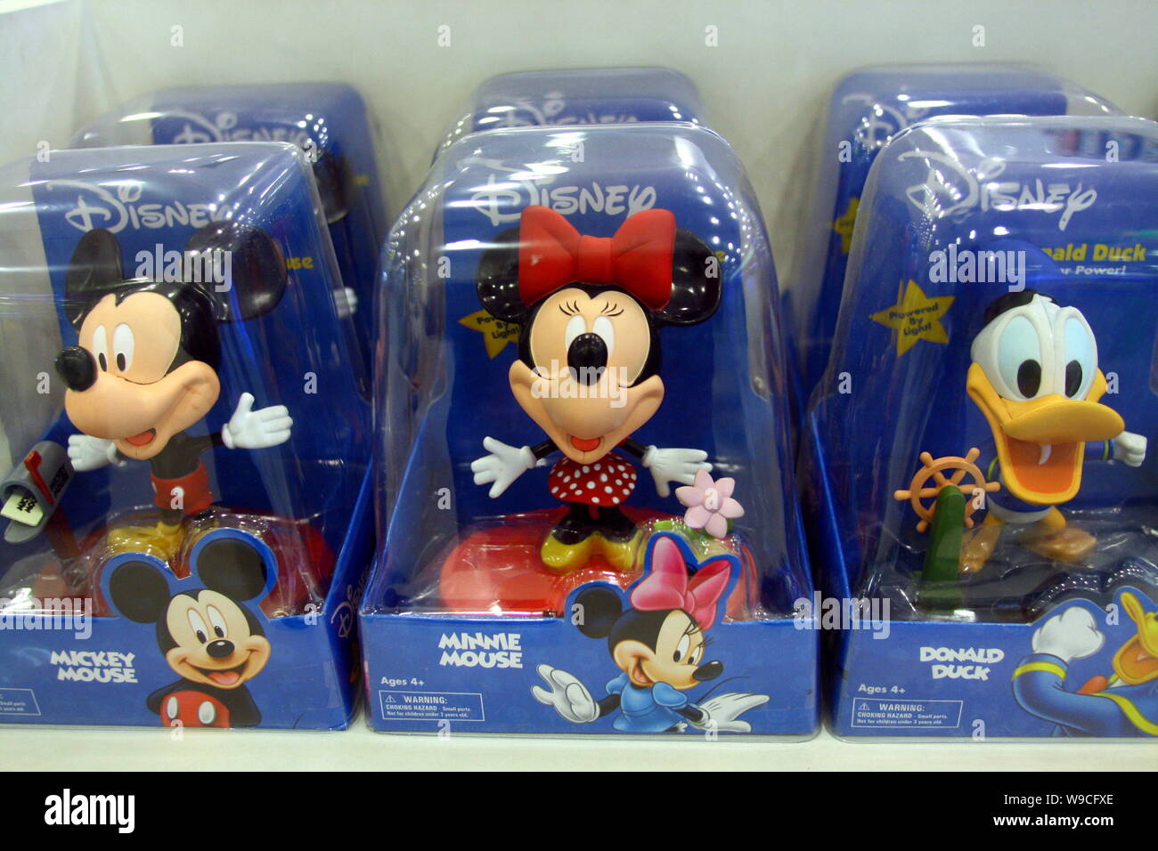 Archivo-Mickey, Minnie y el Pato Donald Juguetes de Disney son vistos para  la venta en una tienda en Shanghai, China, 16 de enero de 2009. El gobierno  de Shanghai Fotografía de stock -