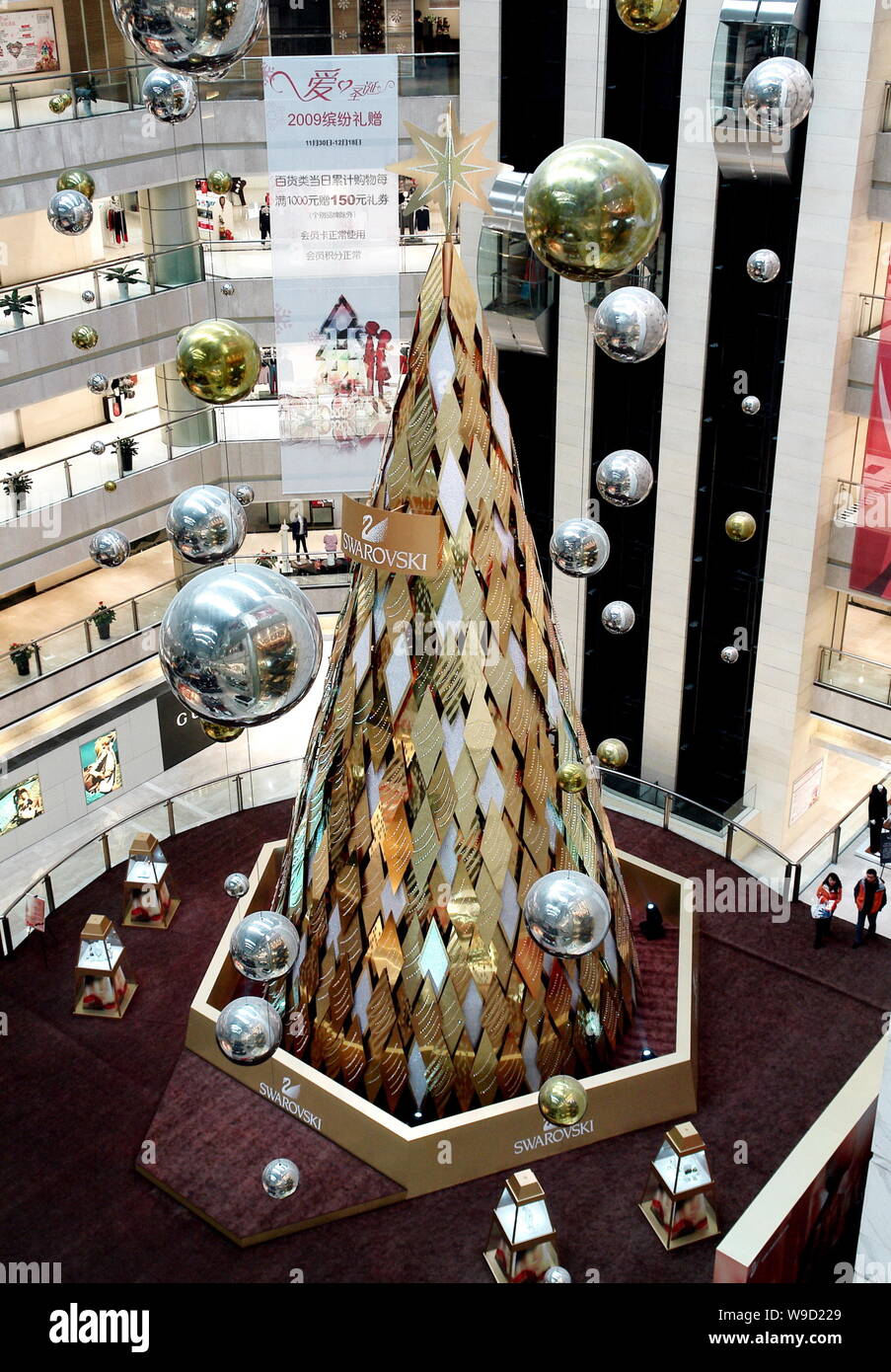Vista de una de 15 metros de altura del árbol de Navidad la promoción cristales  Swarovski valorados en 10 millones de yuan (US$1,46 millones) en un centro  comercial de Tianjin, en China