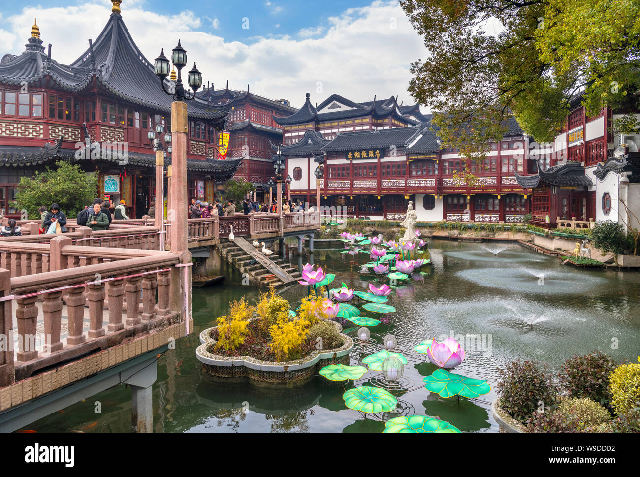 En El Estanque De Jardin Yu Yu Garden Mart Turistica Con La Casa De Te Huxinting A La Izquierda Jardines Yuyuan La Ciudad Vieja Shanghai China Fotografia De Stock Alamy