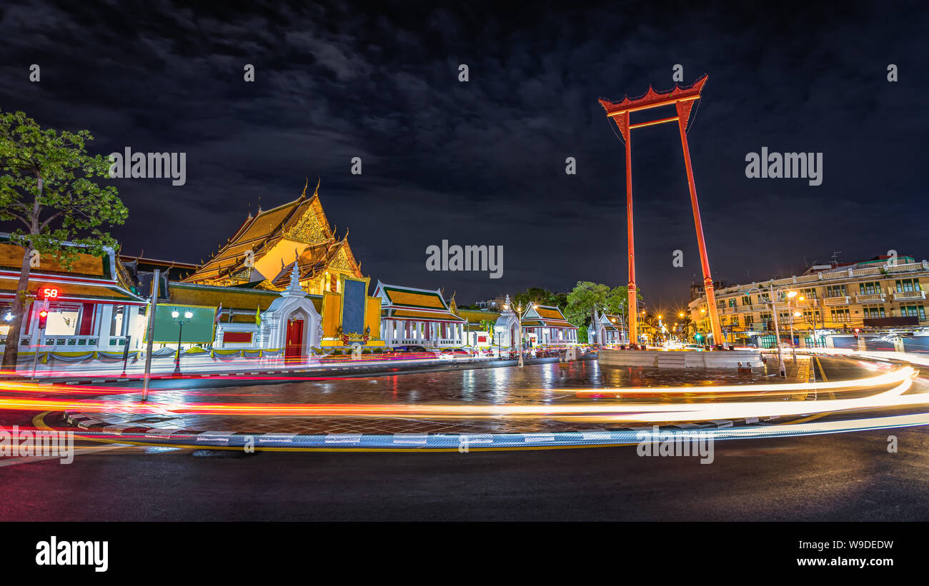 Colorido de PHRAM columpio gigante 'SAO CHING CHA' y Wat Suthat Thepwararam 'Templo Wat Suthat de Bangkok Thailand paisaje urbano. Foto de stock