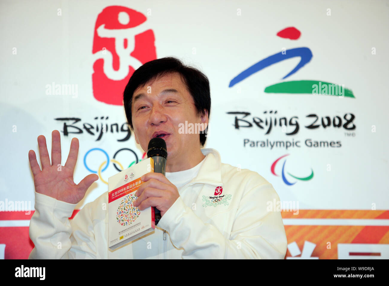 Jackie Chan posa durante una cuenta regresiva de 100 días a la celebración de los Juegos Olímpicos de Verano en Beijing, Beijing, 30 de abril de 2008. China comenzó la cuenta regresiva de 100 Foto de stock