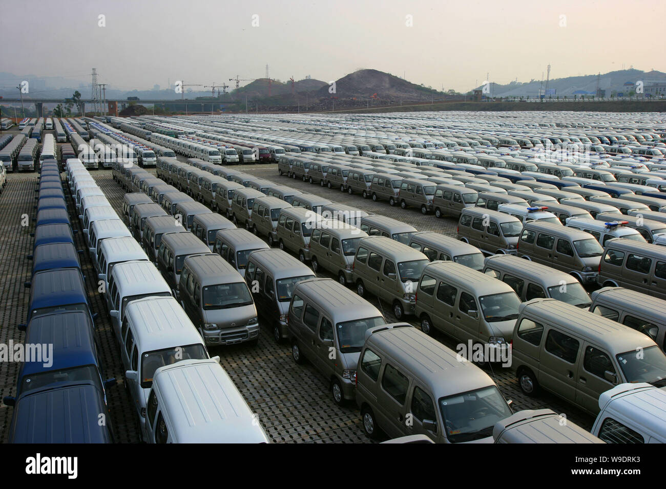 Changan autos esperando para ser transportados a CMAL Logistics Group Co.,Ltd en Chongqing Foto de stock