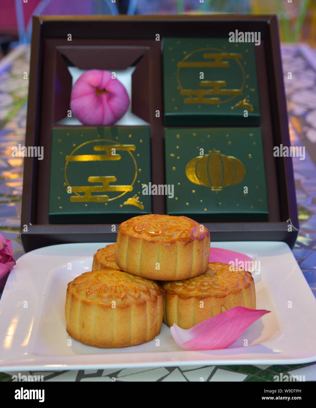 Deliciosa torta de luna para Mid-Autumn festival en el restaurante chino. Foto de stock