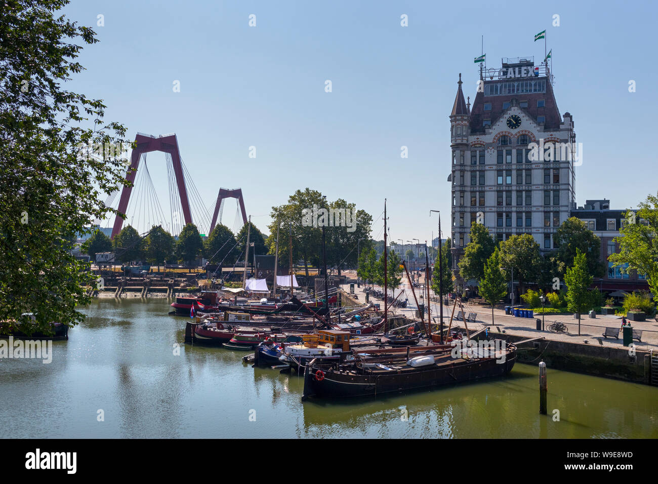 Rotterdam, Holanda - Julio 30, 2019: Oude Haven, Puerto Viejo, parte del distrito marítimo con barcos históricos, con la casa blanca sobre el fondo Foto de stock