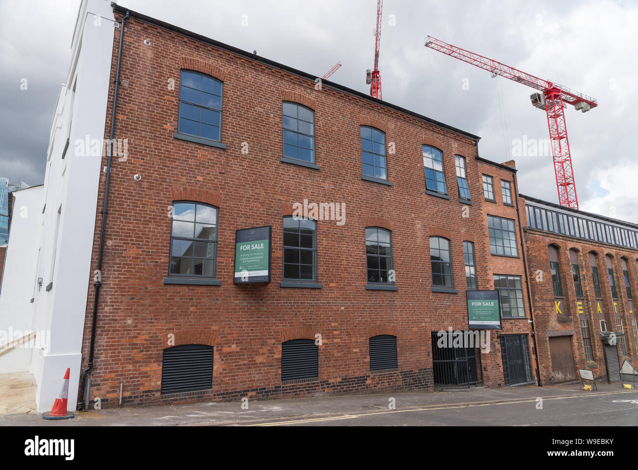 Antigua fábrica en Loveday Street, en el histórico barrio de pistola en Aston, Birmingham, que ha sido convertida en apartamentos de lujo Foto de stock