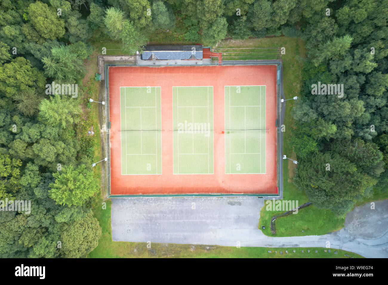 Pistas de tenis de tierra batida vacío vista aérea desde arriba