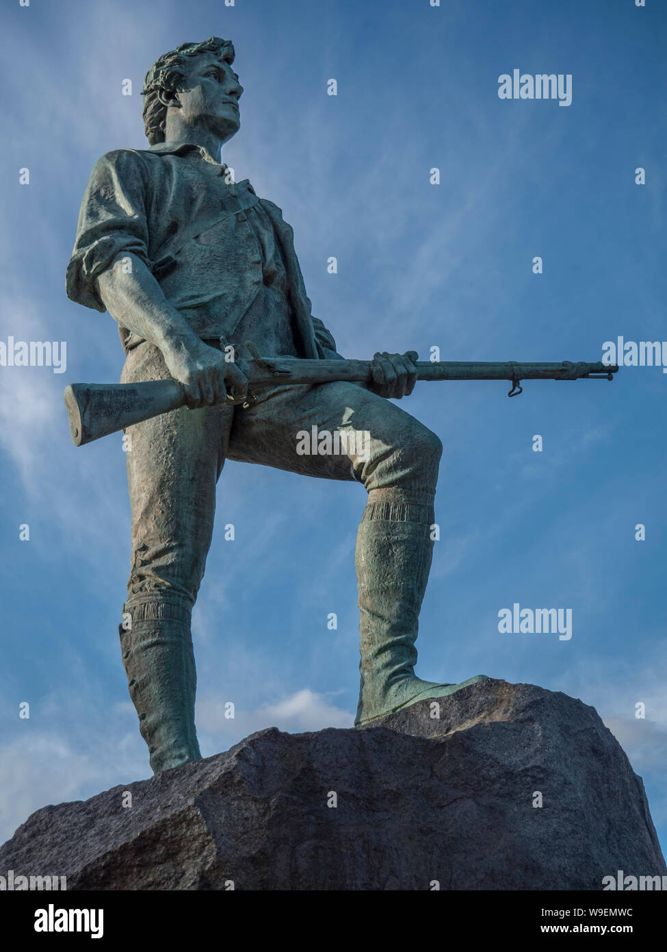 El Minuteman estatua inaugurada el 19 de abril de 1900, el 125º aniversario de la batalla Foto de stock