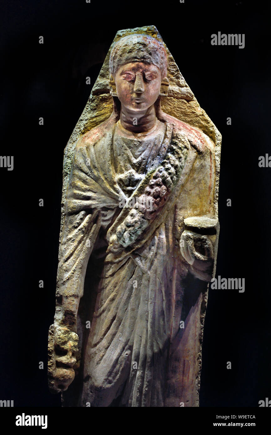 Mujer en procesión. De Oxyrhynchus (ElBahnasa, Egipto) Caliza