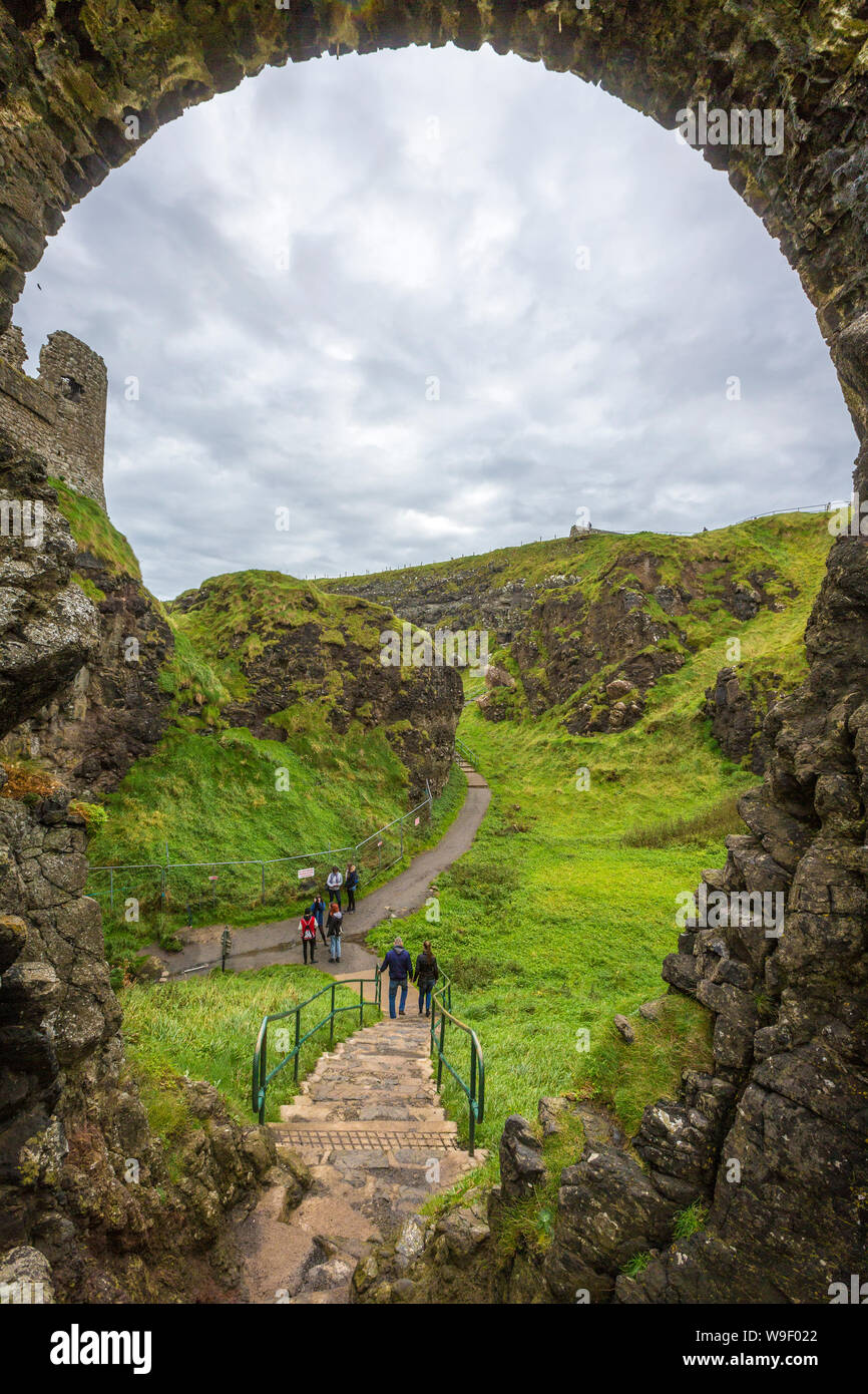 Castillo de Dunluce en la maravillosa costa de Antrim, Co Antrim, Irlanda del Norte Foto de stock