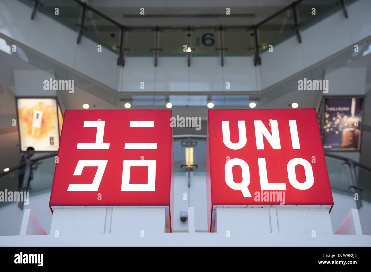 Hong Kong, China. 13 Aug, 2019. Marca de ropa japonesa Uniqlo tienda visto  en Hong Kong. Crédito: Budrul Chukrut SOPA/Images/Zuma alambre/Alamy Live  News Fotografía de stock - Alamy
