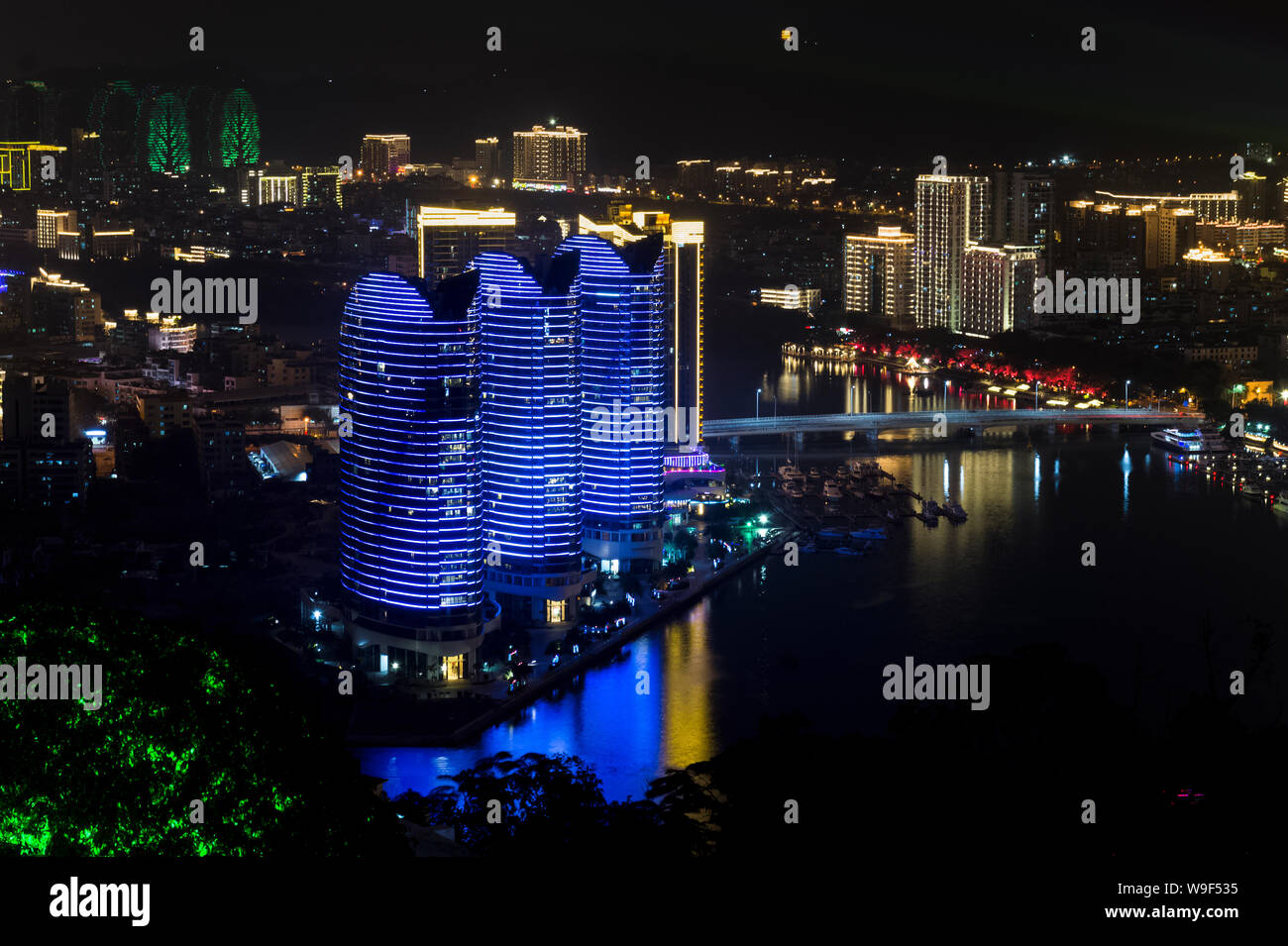Vista nocturna de la ciudad de Sanya, desde la plataforma de observación. El ciervo gira la cabeza de la isla de Hainan. China Foto de stock