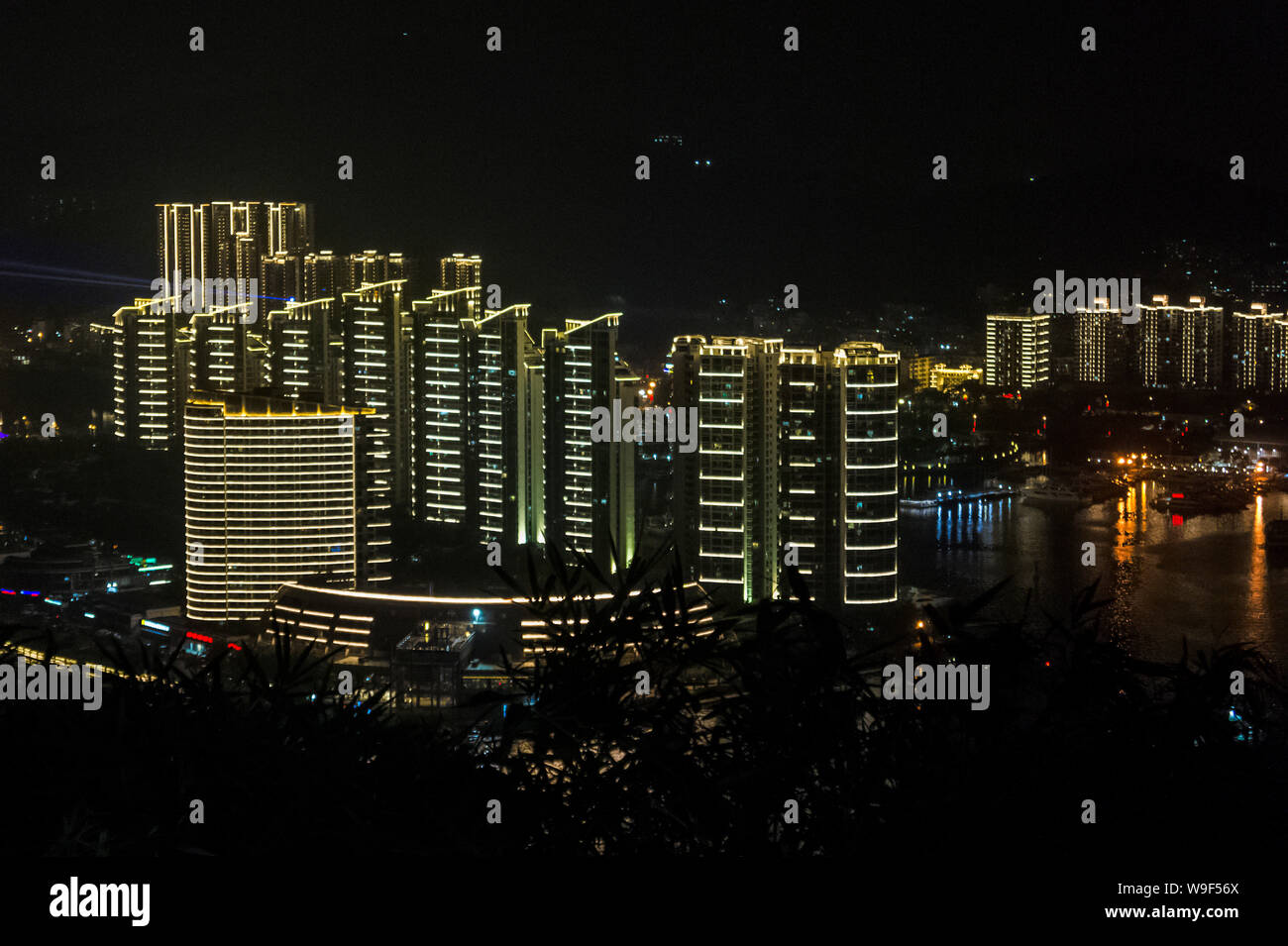 Vista nocturna de la ciudad de Sanya, desde la plataforma de observación. El ciervo gira la cabeza de la isla de Hainan. China Foto de stock