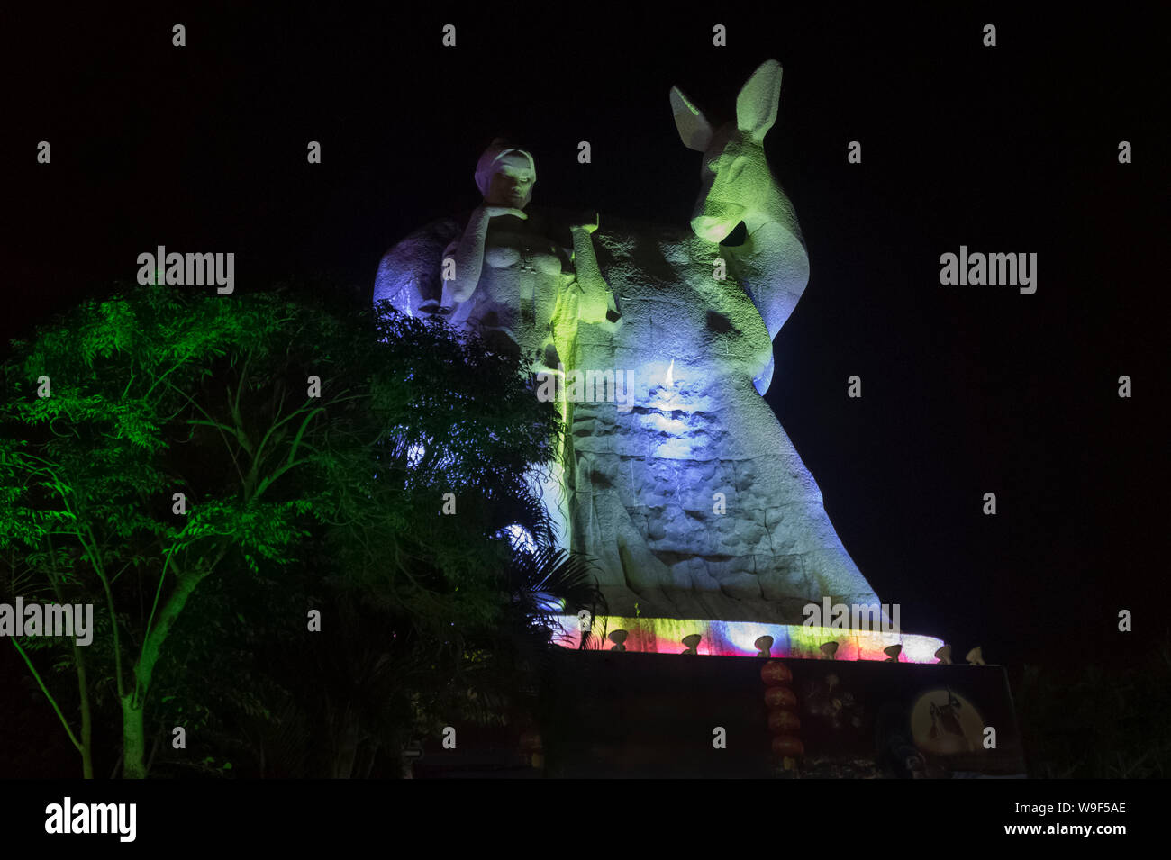 Vista nocturna de la ciudad de Sanya, desde la plataforma de observación. El ciervo gira la cabeza de la isla de Hainan. China Foto de stock