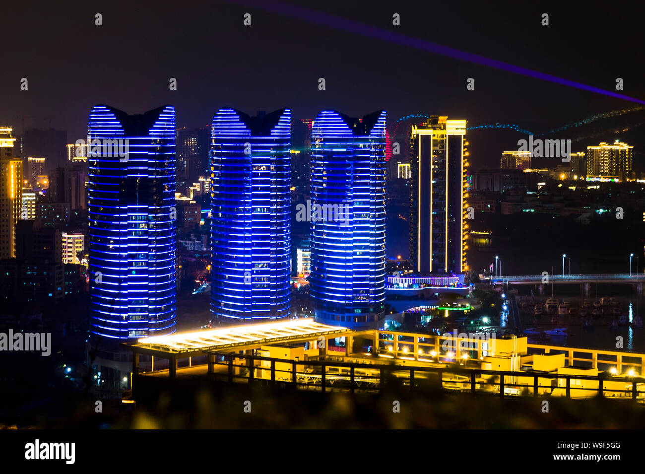 Vista nocturna de la ciudad de Sanya, desde la plataforma de observación. El ciervo gira la cabeza de la isla de Hainan. China Foto de stock