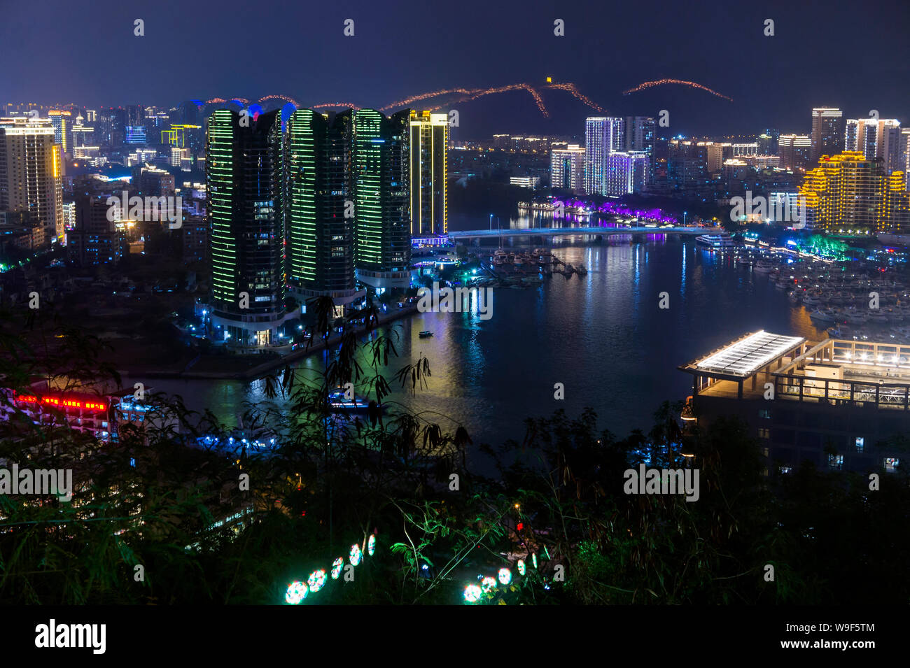 Vista nocturna de la ciudad de Sanya, desde la plataforma de observación. El ciervo gira la cabeza de la isla de Hainan. China Foto de stock