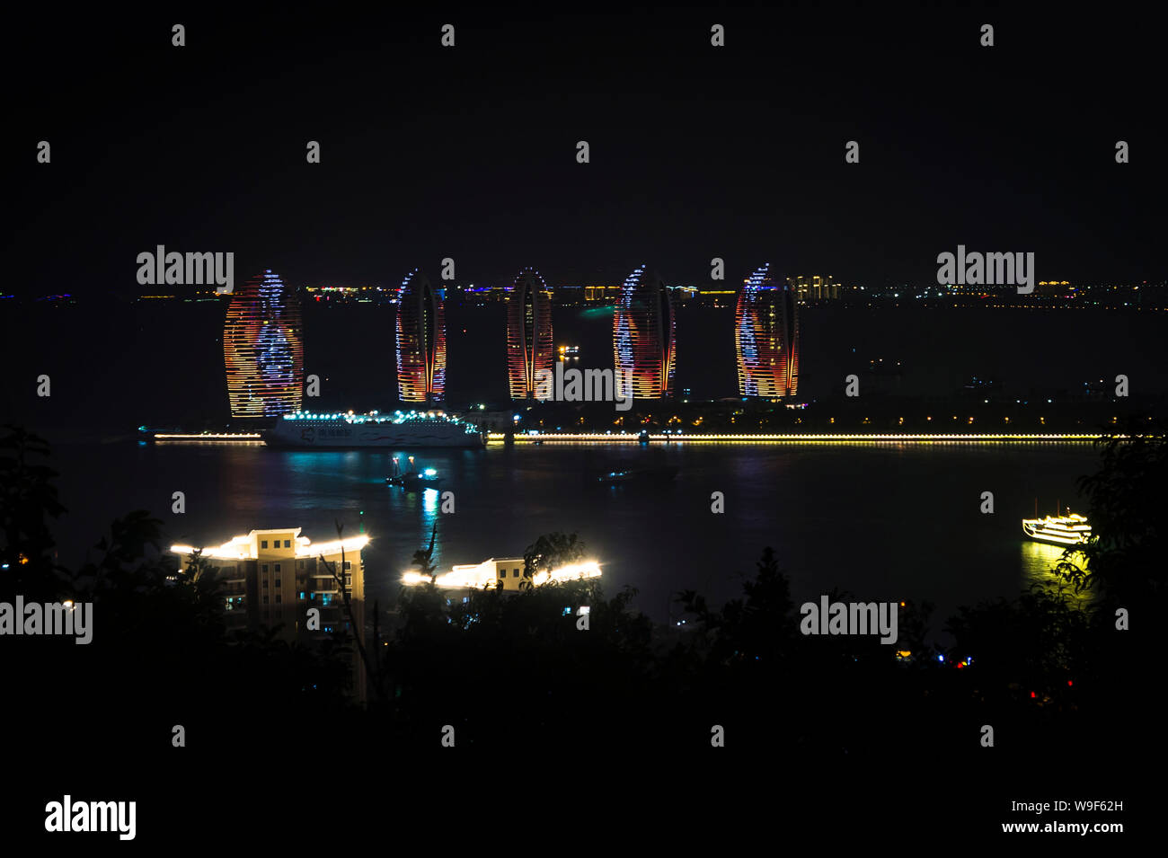 Vista nocturna de la ciudad de Sanya, desde la plataforma de observación. El ciervo gira la cabeza de la isla de Hainan. China Foto de stock