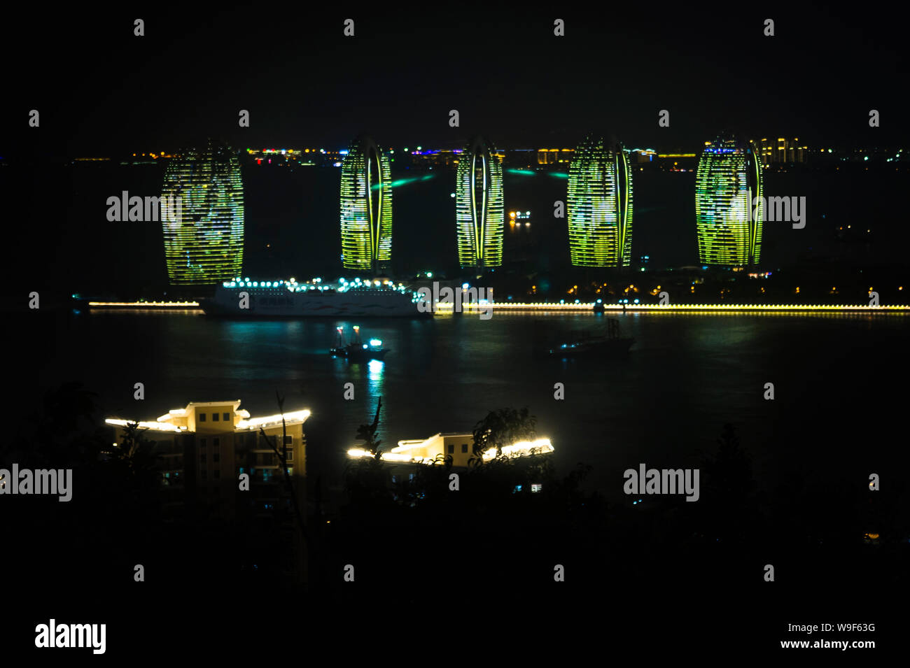 Vista nocturna de la ciudad de Sanya, desde la plataforma de observación. El ciervo gira la cabeza de la isla de Hainan. China Foto de stock