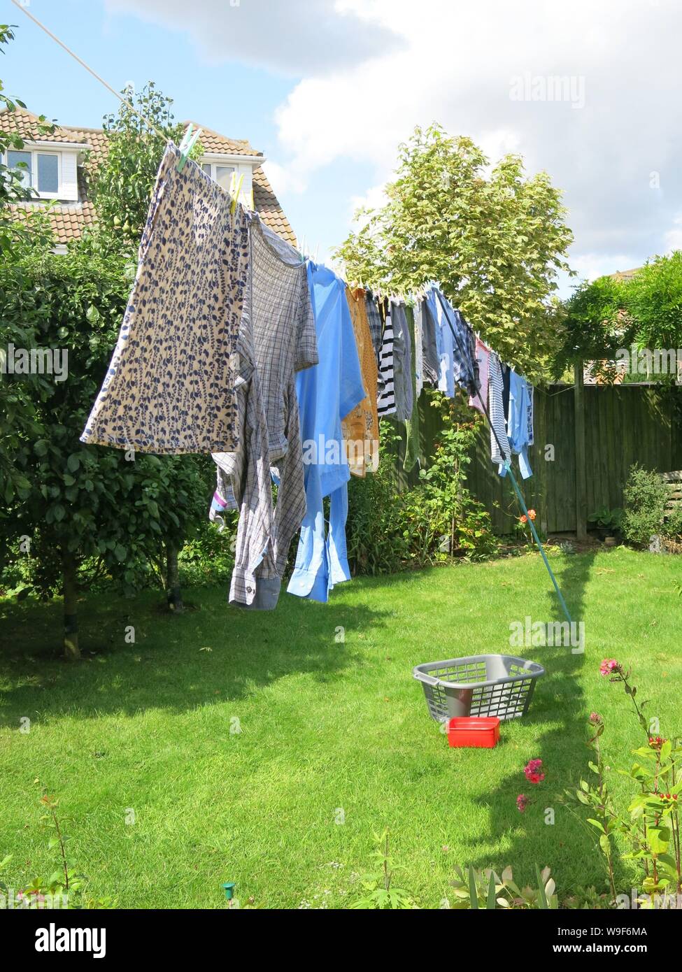 Una línea de lavado de ropa tendida con en un tendedero para secar en un jardín inglés Fotografía de - Alamy