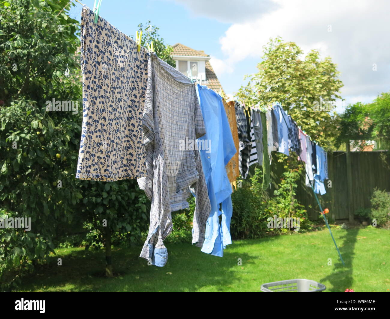 Una línea de lavado de ropa tendida con pinzas en un tendedero para secar  en un jardín inglés Fotografía de stock - Alamy
