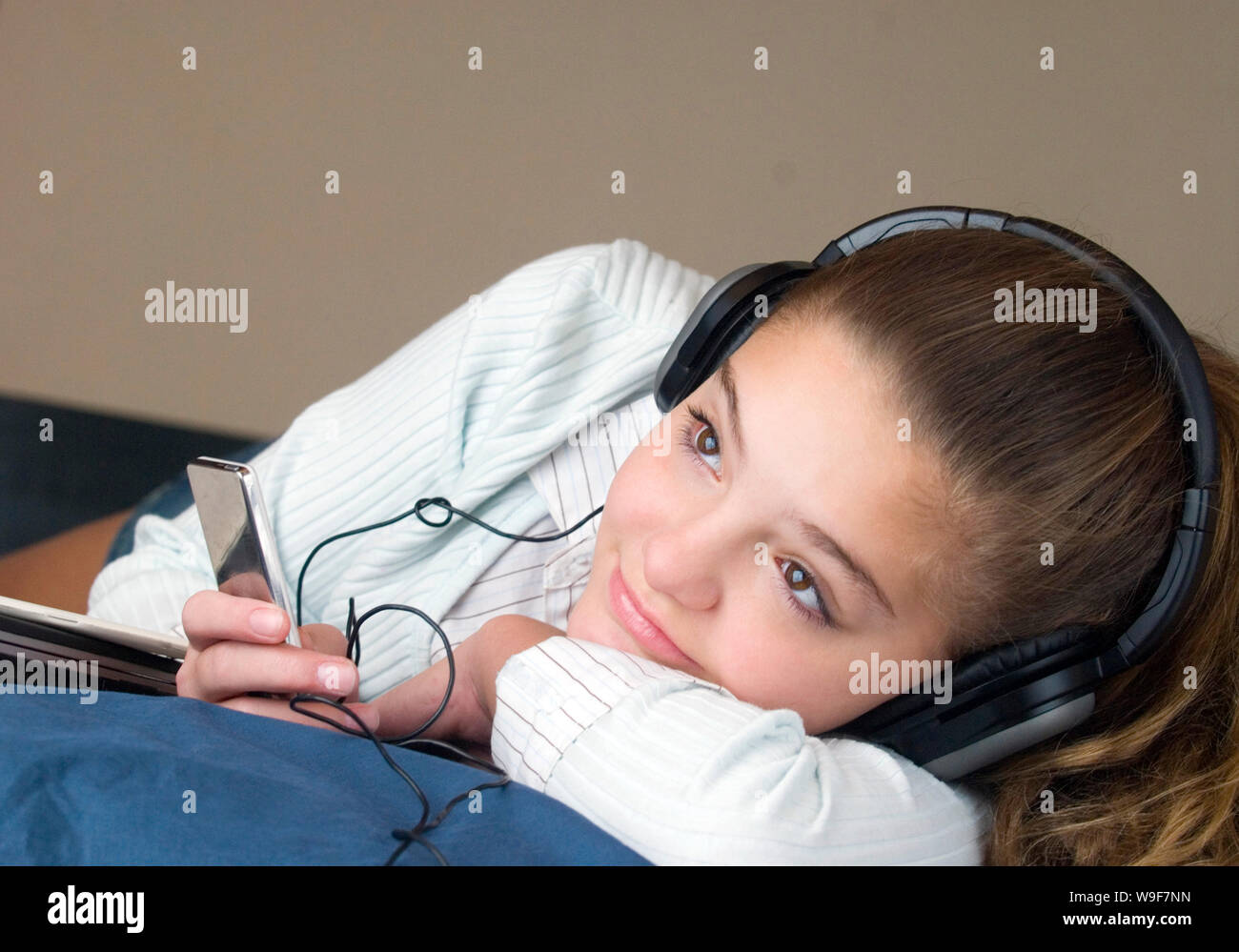 Niña adolescente escuchando en sus auriculares Foto de stock