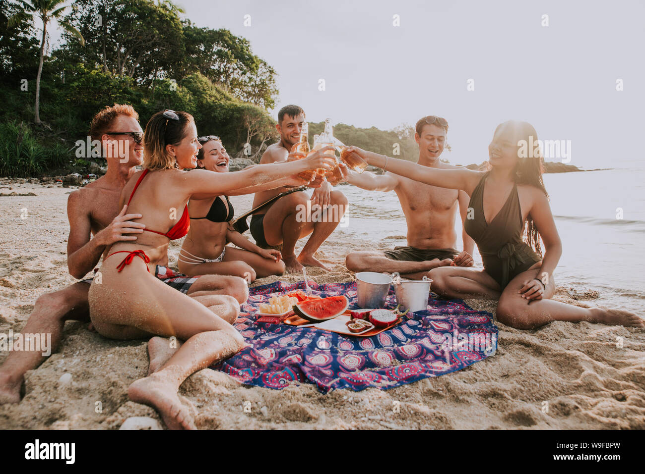 Grupo de Amigos divirtiéndose en la playa en una isla desierta Foto de stock