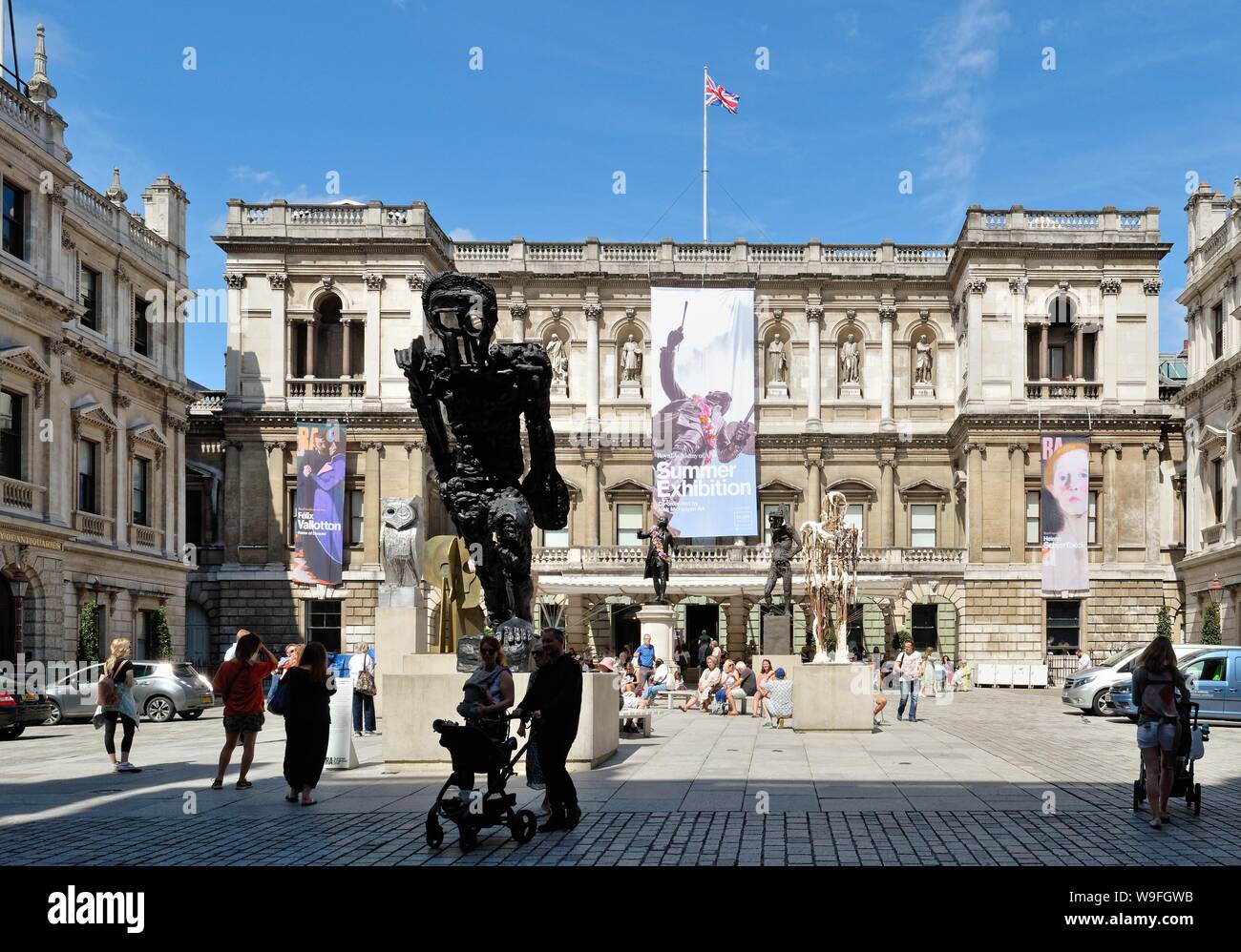 El exterior de la Real Academia de Bellas Artes de exposición durante el verano de 2019, Londres, Reino Unido Foto de stock