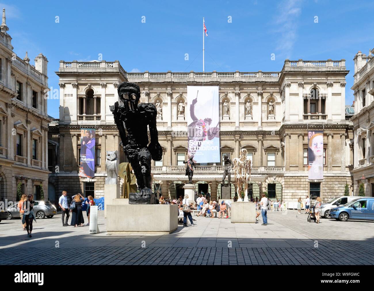 El exterior de la Real Academia de Bellas Artes de exposición durante el verano de 2019, Londres, Reino Unido Foto de stock