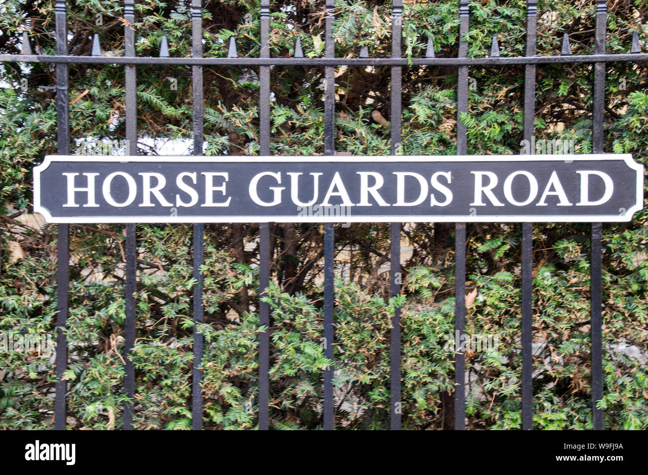 La placa con el nombre de la carretera de guardias a caballo Foto de stock