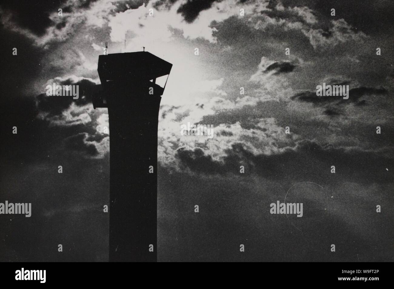 Fino arte fotografía en blanco y negro a partir de los años setenta del viejo aeropuerto de O'Hare está a la torre de control. Foto de stock