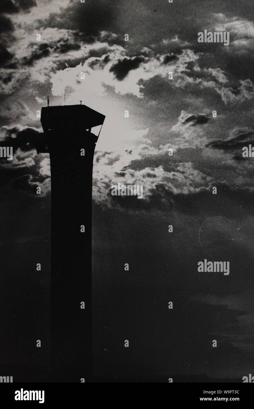 Fino arte fotografía en blanco y negro a partir de los años setenta del viejo aeropuerto de O'Hare está a la torre de control. Foto de stock