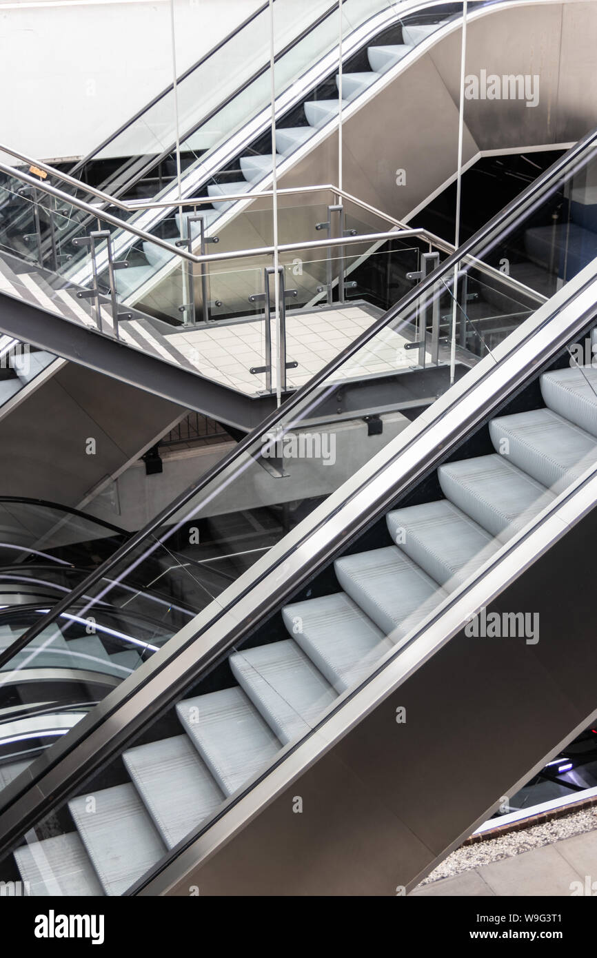 Escaleras mecánicas de metal fotografías e imágenes de alta resolución -  Alamy