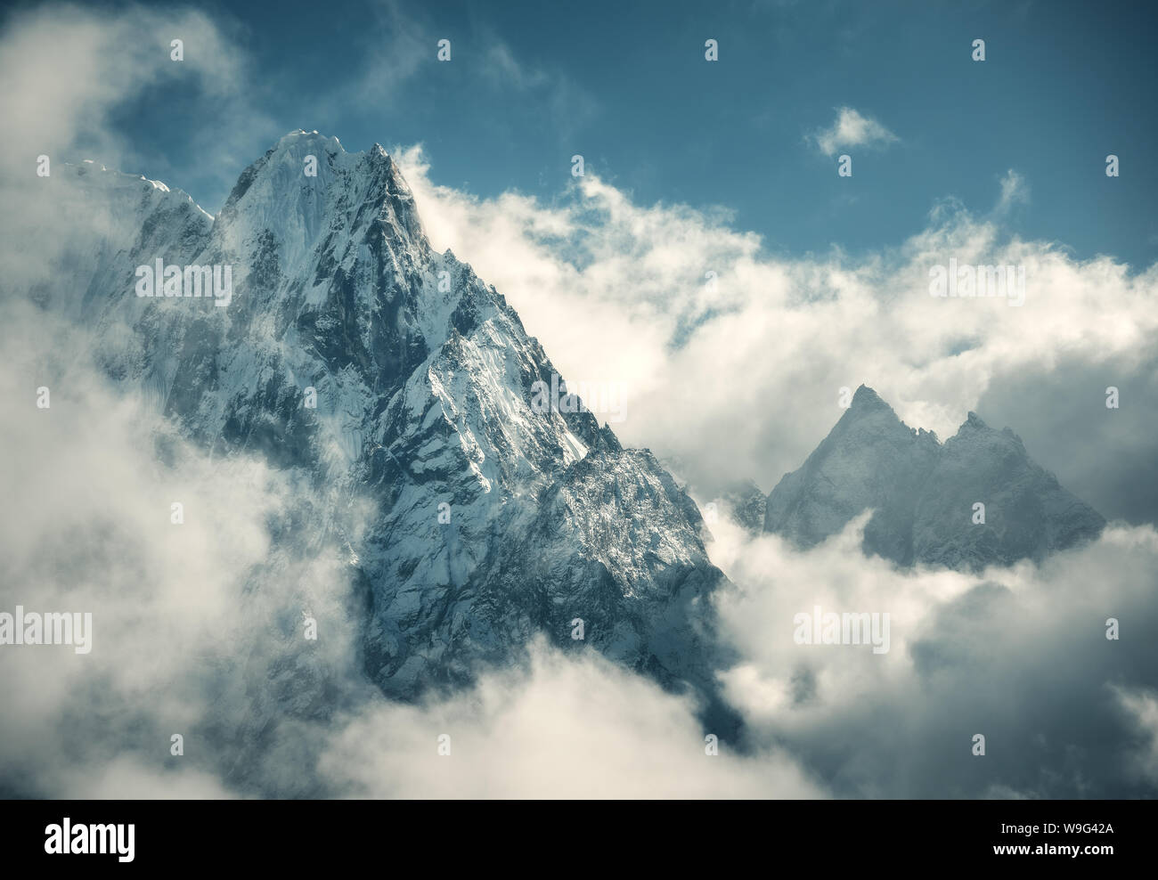 Manaslu nevado de montaña con en las nubes en el soleado día luminoso Foto de stock