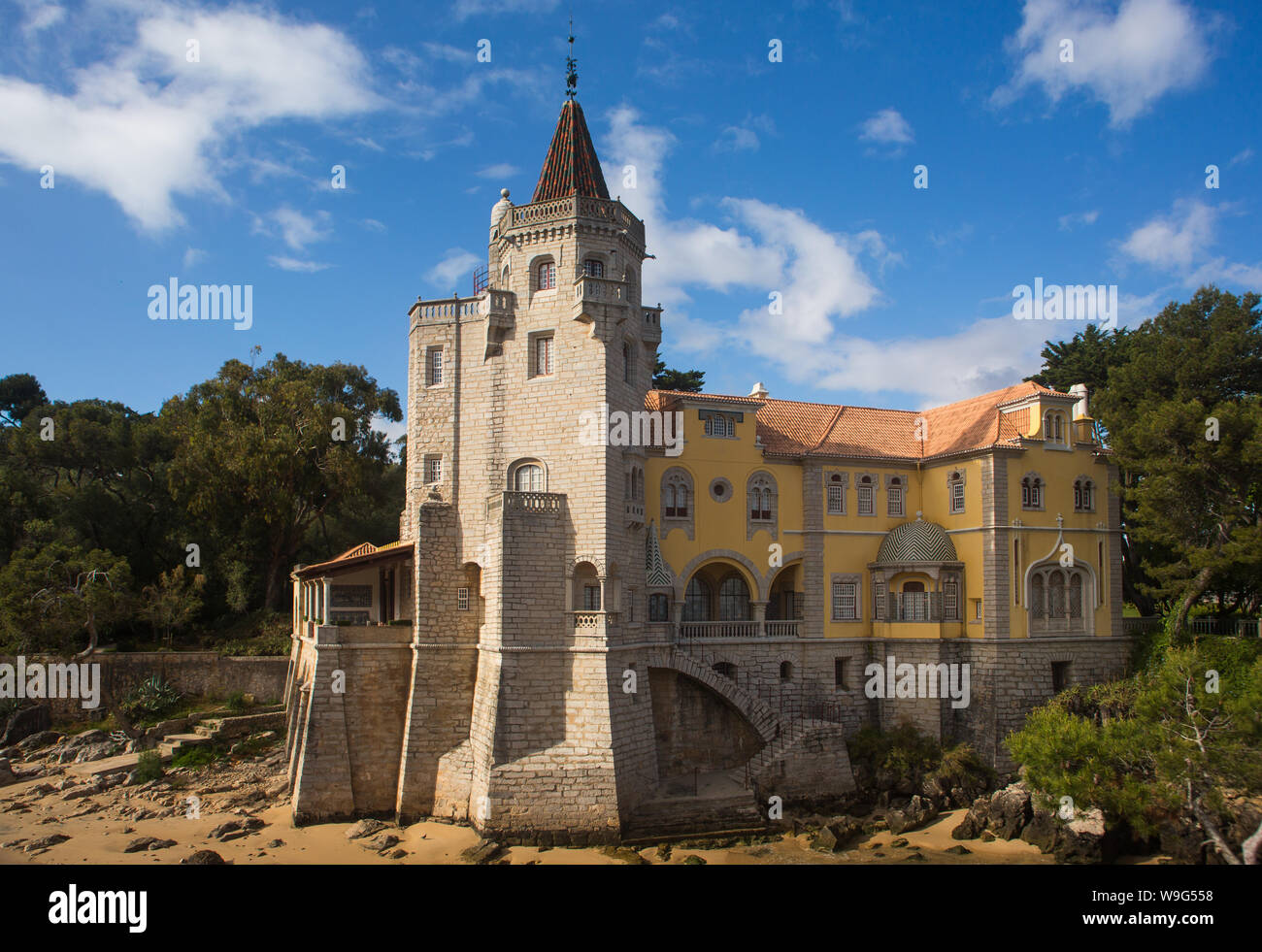 La arquitectura ecléctica del Museo Condes de Castro Guimaraes, anteriormente conocido como la Torre de S. Sebastião (Torre de San Sebastián) en Cascais, Portugal Foto de stock