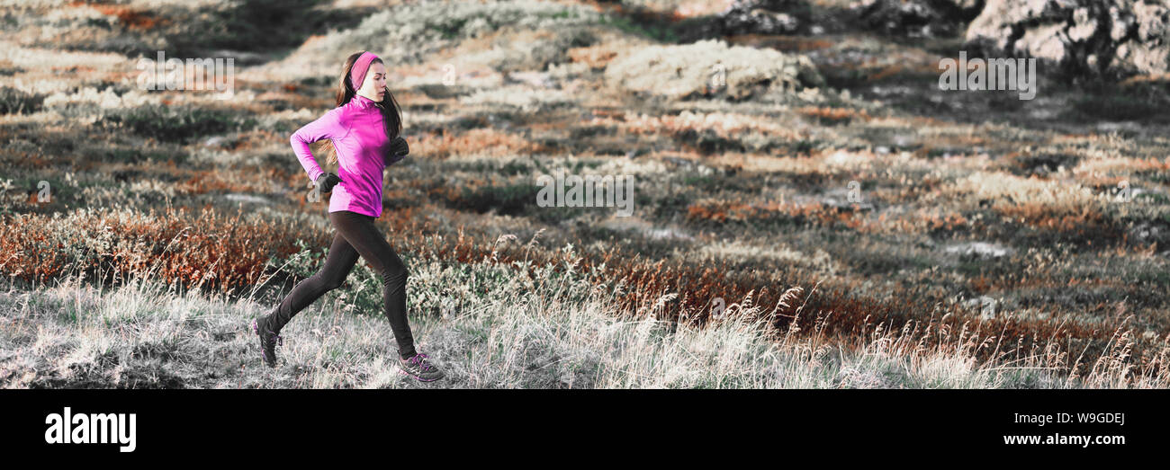 Mujer corriendo en invierno sendero de montaña banner de fondo.  Entrenamiento de atleta corredor cardio en clima frío al aire libre. Chica  asiática con leggings cálidos Fotografía de stock - Alamy