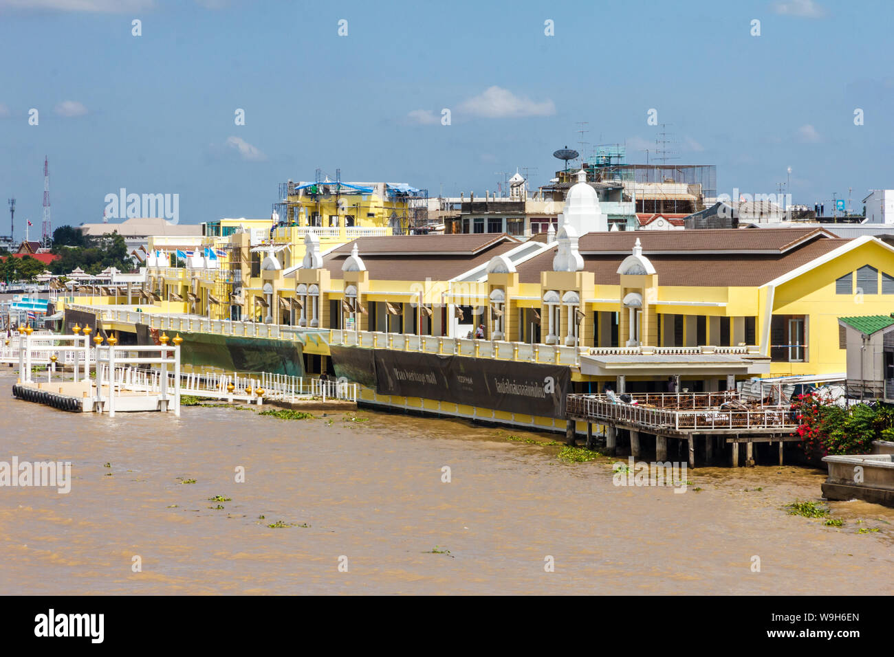 Bangkok, Tailandia - El 13 de septiembre de 2014: Yodpiman Pier y el paseo del río. El complejo dispone de tiendas, cafeterías y restaurantes. Foto de stock
