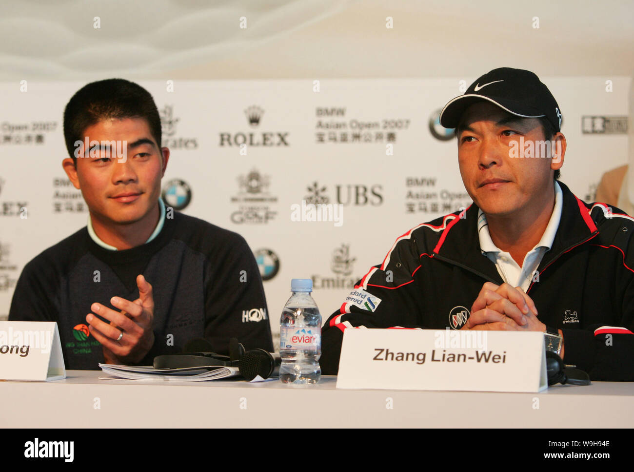 (De izquierda a derecha), los jugadores de golf chino Liang Wenchong y Zhang Lianwei en la apertura del Abierto BMW 2007 torneo de golf en Pudong Tomson. Foto de stock