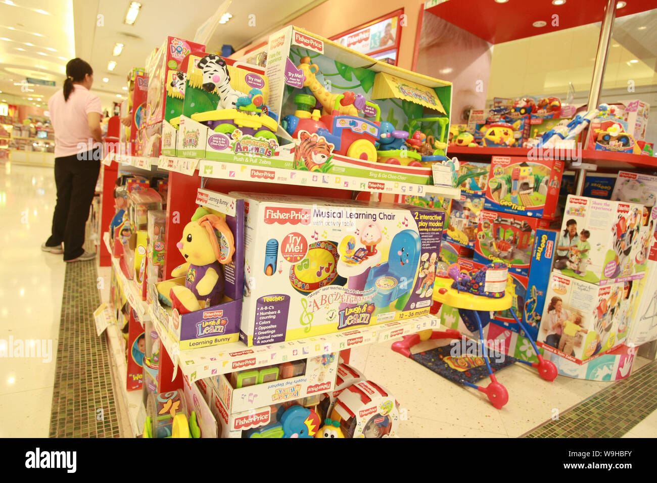 tubo respirador escaldadura Queja Fisher-Price Toys son vistos para la venta en un centro comercial de  Shanghai el 2 de agosto de 2007. Mattel, la compañía de juguetes más grande  de Estados Unidos, recordó a millones