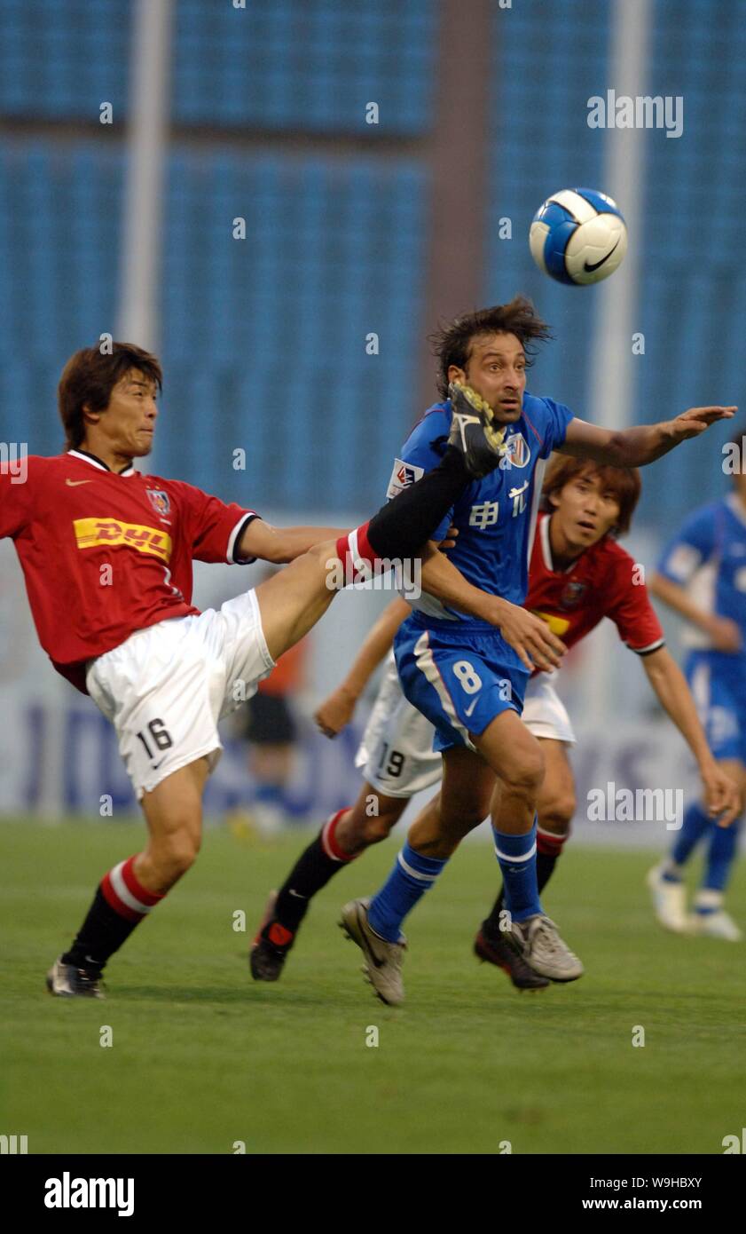 Sergio Blanco, azul, de Chinas Shanghai Shenhua Football Club compite con Takahito Soma, izquierda y Hideki Uchidate, atrás de Japans Urawa Reds d Foto de stock