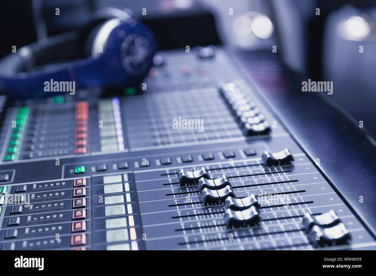 Dispositivo mezclador de sonido para el ingeniero de sonido para mezclar múltiples canales de voz y música para grabar el estudio o el escenario de rendimiento; Foto de stock