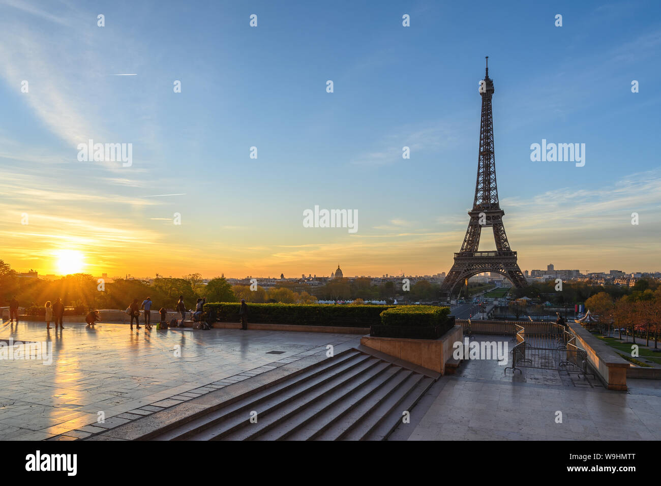 París, Francia La ciudad de la salida del sol en los jardines del Trocadero y la Torre Eiffel Foto de stock