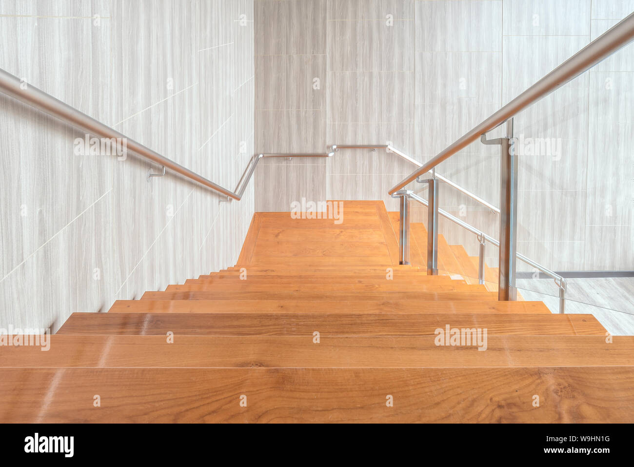 Espacio moderno de escaleras de madera diseño de interiores en edificio moderno. Foto de stock