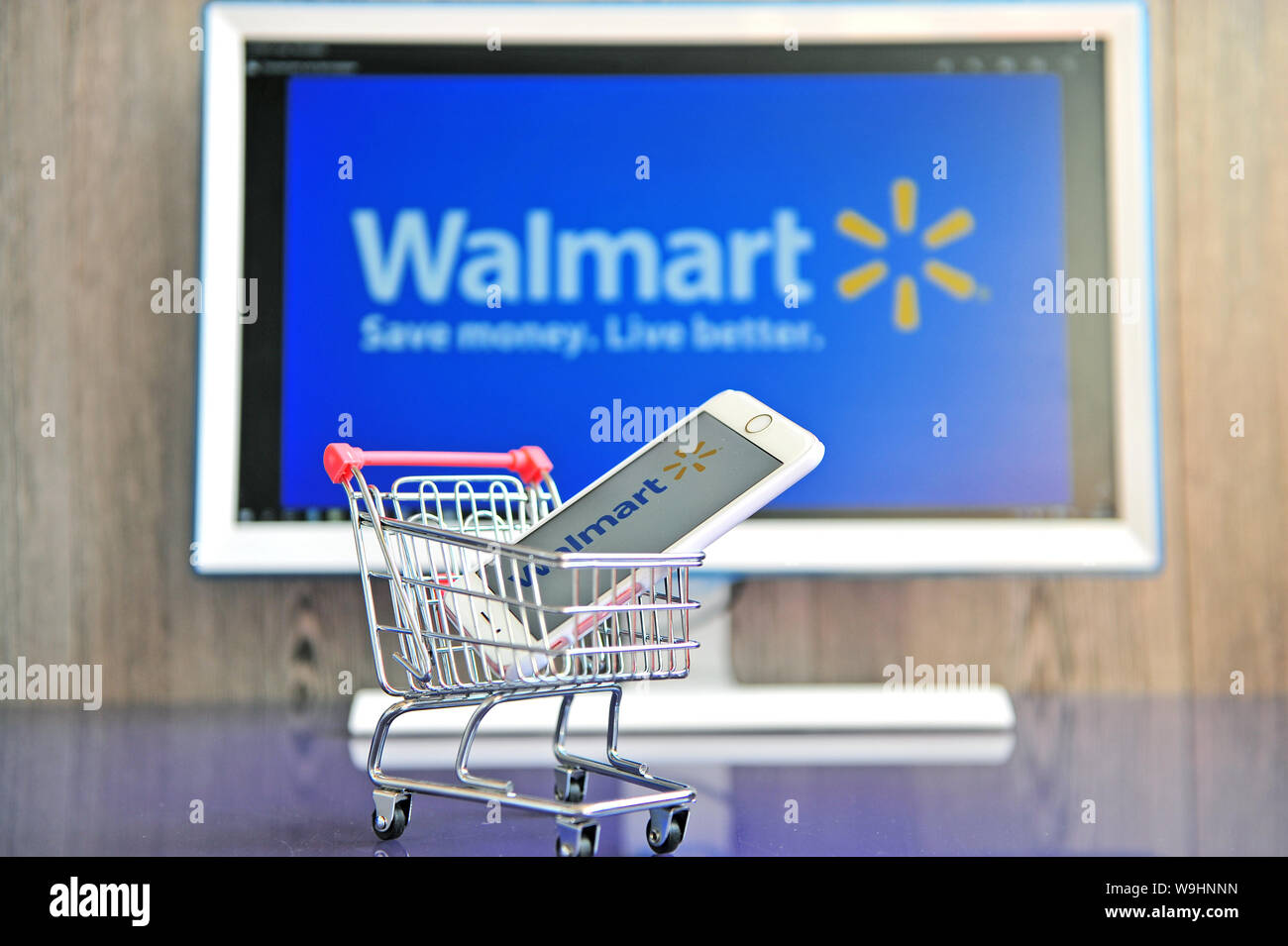 Yaroslavl Rusia Agosto 13 2019 Telefono Movil Y La Pantalla