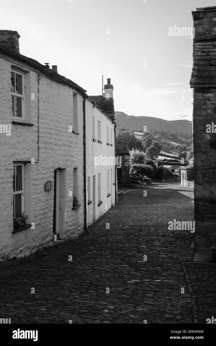 Una calle en Dent, la pequeña aldea de Dentdale, Cumbria, dentro del Parque Nacional de Yorkshire Dales Foto de stock