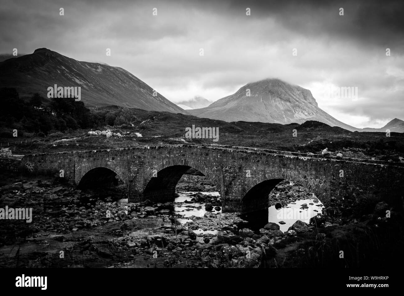Drei Bögen Steinerne Brücke mit über Sligachan Fluss, Isla de Skye, Highland Schottland, Vereinigtes Königreich Foto de stock