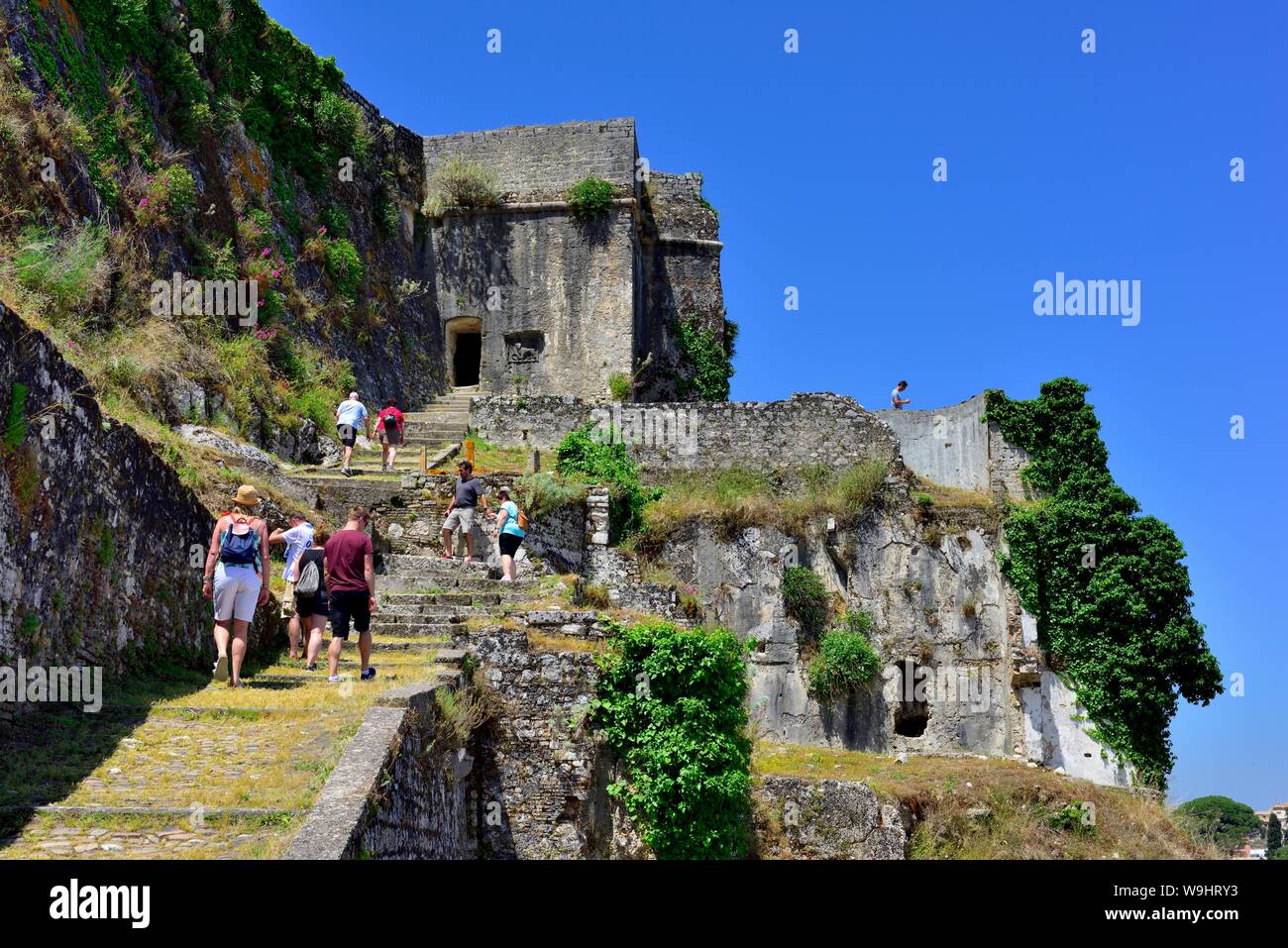 Los turistas paseando por la antigua fortaleza,Kerkyra, Corfú, Grecia, Islas Jónicas Foto de stock
