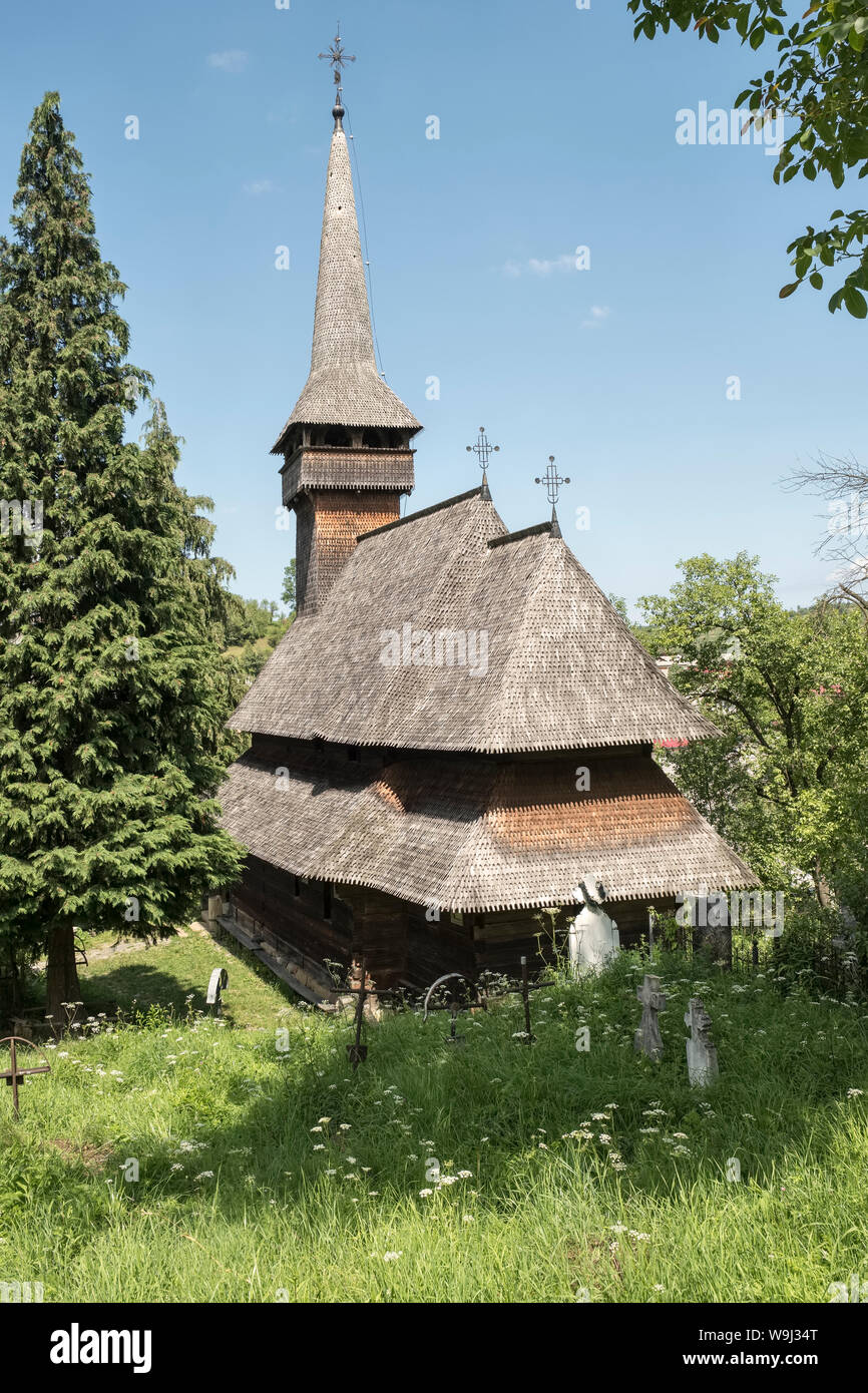 Iglesia de Santa Parascheva (construido en 1700), Poienile Izei, Maramureș, Rumania. La región es famosa por sus iglesias de madera con sus interiores pintados Foto de stock